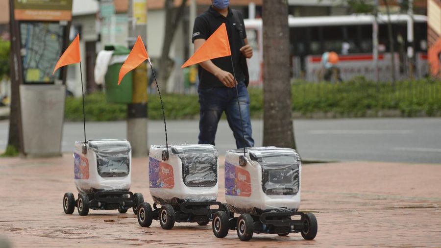 Robot Bantu Tenaga Medis di Italia Atasi Corona. (AP/Luca Bruno)
