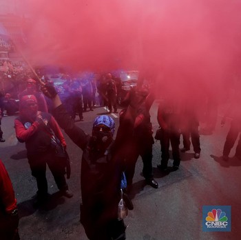 Penampakan Massa Buruh Nyalakan Boom Smoke Saat Tolak Omnibus