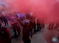 Penampakan Massa Buruh Nyalakan Boom Smoke Saat Tolak Omnibus