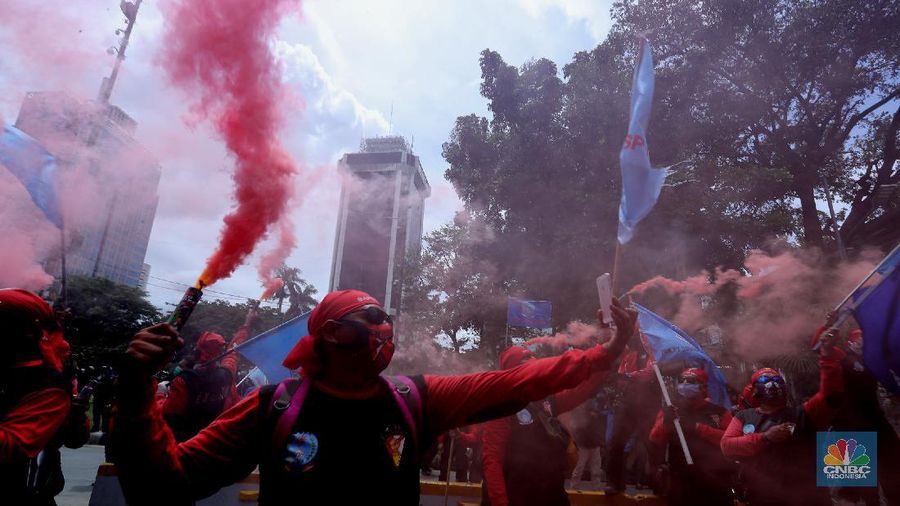 Massa buruh yang tergabung dalam Federasi Serikat Pekerja Logam Elektronik Mesin Serikat Pekerja Seluruh Indonesia (FSP LEM SPSI) mulai berdatangan ke area Patung Kuda, Jalan Medan Merdeka Barat, Jakarta Pusat, untuk melakukan aksi unjuk rasa menolak Omnimbus Law Undang-undang Cipta Kerja, Kamis (22/10/2020). 

Dari pantauan dilapangan aksi mereka mengawali aksi dengan menyalakan boom smoke atau petasan asap.

Massa mendekat ke barrier kawat berduri dan beton di area Patung Kuda, Jakarta Pusat. Mereka berkumpul dan merapatkan barisan.  (CNBC Indonesia/ Tri Susilo)