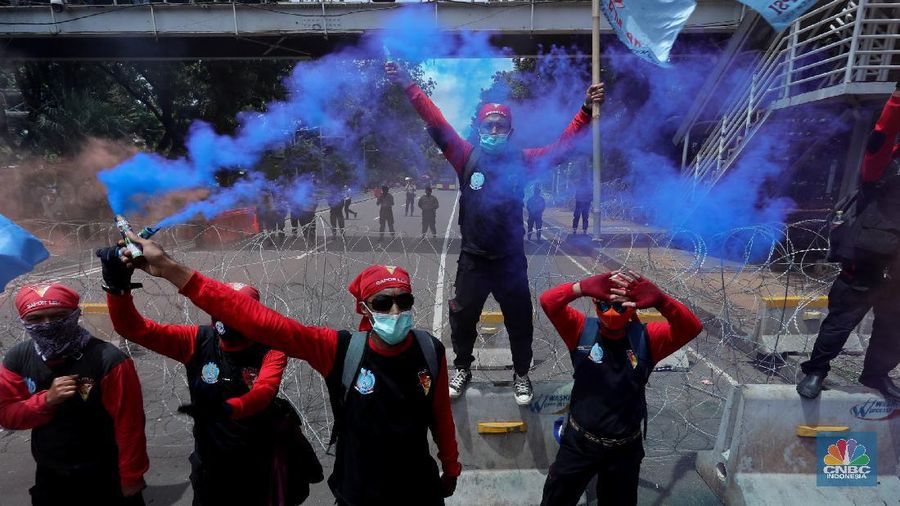 Massa buruh yang tergabung dalam Federasi Serikat Pekerja Logam Elektronik Mesin Serikat Pekerja Seluruh Indonesia (FSP LEM SPSI) mulai berdatangan ke area Patung Kuda, Jalan Medan Merdeka Barat, Jakarta Pusat, untuk melakukan aksi unjuk rasa menolak Omnimbus Law Undang-undang Cipta Kerja, Kamis (22/10/2020). 

Dari pantauan dilapangan aksi mereka mengawali aksi dengan menyalakan boom smoke atau petasan asap.

Massa mendekat ke barrier kawat berduri dan beton di area Patung Kuda, Jakarta Pusat. Mereka berkumpul dan merapatkan barisan.  (CNBC Indonesia/ Tri Susilo)