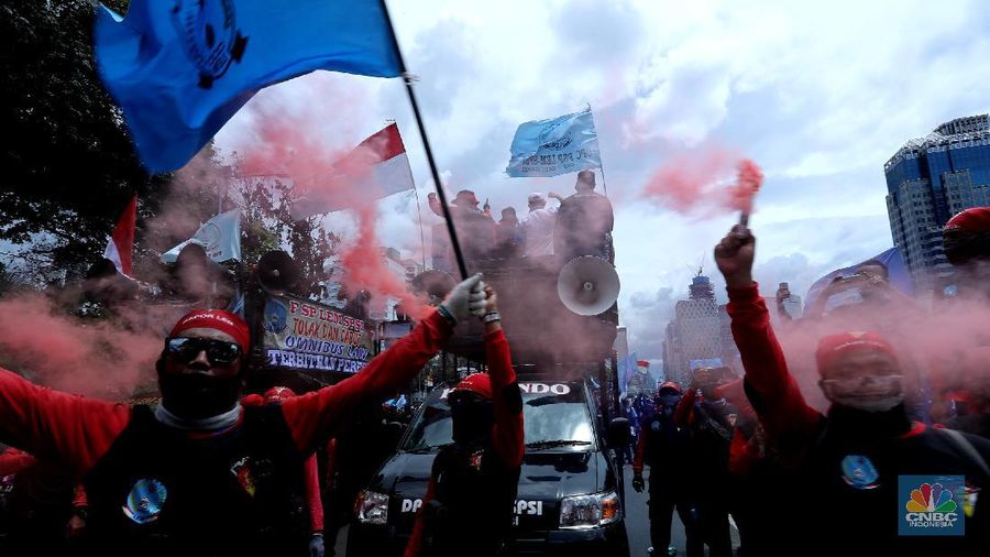 Massa buruh yang tergabung dalam Federasi Serikat Pekerja Logam Elektronik Mesin Serikat Pekerja Seluruh Indonesia (FSP LEM SPSI) mulai berdatangan ke area Patung Kuda, Jalan Medan Merdeka Barat, Jakarta Pusat, untuk melakukan aksi unjuk rasa menolak Omnimbus Law Undang-undang Cipta Kerja, Kamis (22/10/2020). 

Dari pantauan dilapangan aksi mereka mengawali aksi dengan menyalakan boom smoke atau petasan asap.

Massa mendekat ke barrier kawat berduri dan beton di area Patung Kuda, Jakarta Pusat. Mereka berkumpul dan merapatkan barisan.  (CNBC Indonesia/ Tri Susilo)