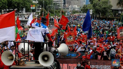 Demo Buruh Tolak Omnibus Law Massa dari berbagai elemen buruh berunjuk rasa dikawasan Patung Kuda, Jakarta, Kamis (22/10/2020). Sebanyak 1.500 buruh berkumpul di Patung Arjuna Wijaya untuk menyampaikan aspirasinya terkait RUU Cipta Kerja. Pihak kepolisian memperkirakan massa buruh terus bertembah hingga menjelang sore hari ini. (CNBC Indonesia/ Tri Susilo)
