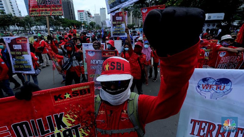 Massa dari berbagai elemen buruh berunjuk rasa dikawasan Patung Kuda, Jakarta, Kamis (22/10/2020). Sebanyak 1.500 buruh berkumpul di Patung Arjuna Wijaya untuk menyampaikan aspirasinya terkait RUU Cipta Kerja. Pihak kepolisian memperkirakan massa buruh terus bertembah hingga menjelang sore hari ini.  (CNBC Indonesia/ Tri Susilo)