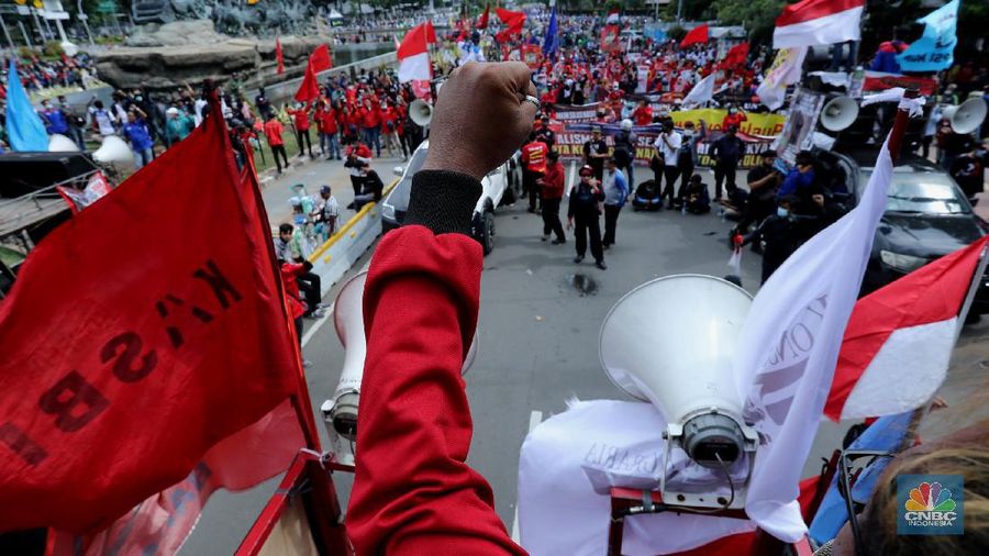 Massa dari berbagai elemen buruh berunjuk rasa dikawasan Patung Kuda, Jakarta, Kamis (22/10/2020). Sebanyak 1.500 buruh berkumpul di Patung Arjuna Wijaya untuk menyampaikan aspirasinya terkait RUU Cipta Kerja. Pihak kepolisian memperkirakan massa buruh terus bertembah hingga menjelang sore hari ini.  (CNBC Indonesia/ Tri Susilo)