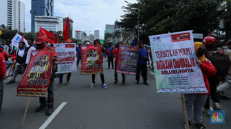 Massa dari berbagai elemen buruh berunjuk rasa dikawasan Patung Kuda, Jakarta, Kamis (22/10/2020). Sebanyak 1.500 buruh berkumpul di Patung Arjuna Wijaya untuk menyampaikan aspirasinya terkait RUU Cipta Kerja. Pihak kepolisian memperkirakan massa buruh terus bertembah hingga menjelang sore hari ini.  (CNBC Indonesia/ Tri Susilo)