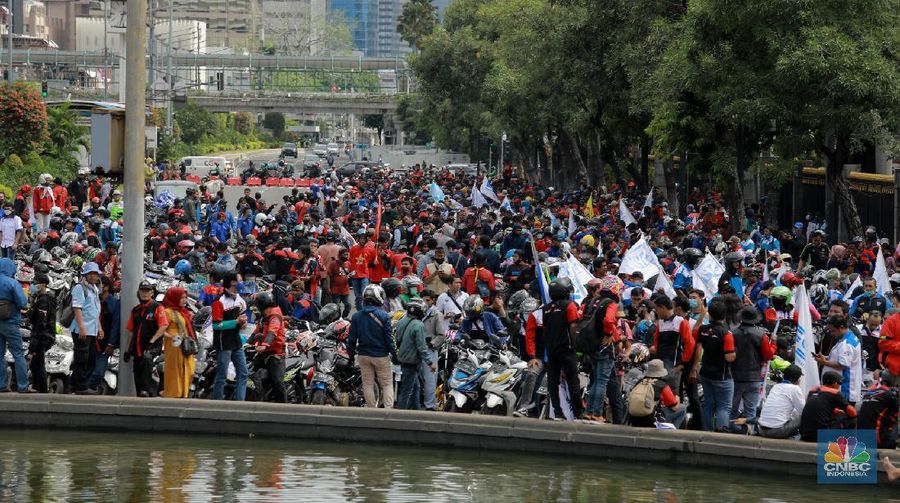 Massa dari berbagai elemen buruh berunjuk rasa dikawasan Patung Kuda, Jakarta, Kamis (22/10/2020). Sebanyak 1.500 buruh berkumpul di Patung Arjuna Wijaya untuk menyampaikan aspirasinya terkait RUU Cipta Kerja. Pihak kepolisian memperkirakan massa buruh terus bertembah hingga menjelang sore hari ini.  (CNBC Indonesia/ Tri Susilo)