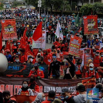 Ramai! Begini Penampakan Ribuan Buruh Tolak Omnibus Law