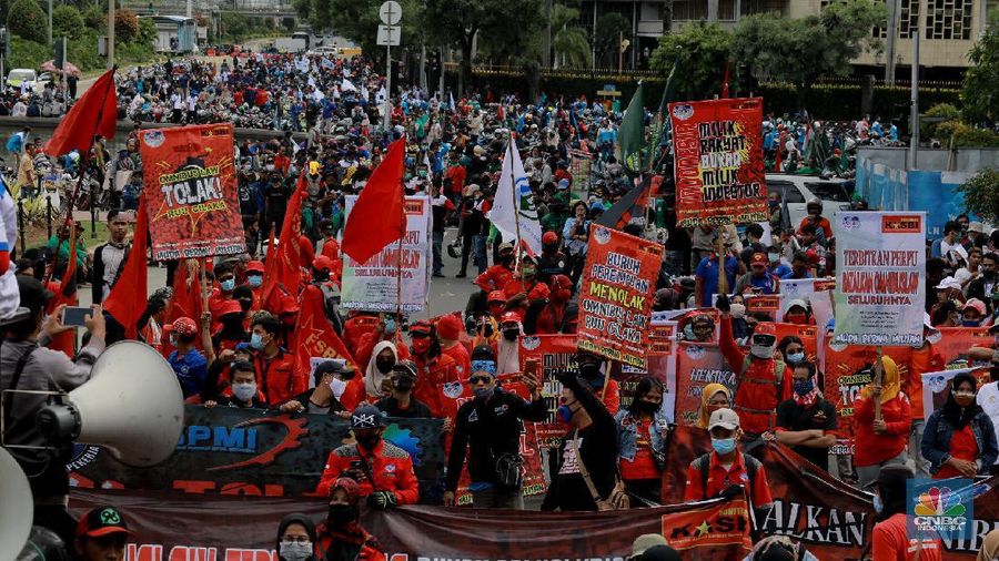 Massa dari berbagai elemen buruh berunjuk rasa dikawasan Patung Kuda, Jakarta, Kamis (22/10/2020). Sebanyak 1.500 buruh berkumpul di Patung Arjuna Wijaya untuk menyampaikan aspirasinya terkait RUU Cipta Kerja. Pihak kepolisian memperkirakan massa buruh terus bertembah hingga menjelang sore hari ini.  (CNBC Indonesia/ Tri Susilo)