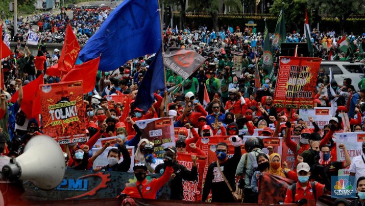 Massa dari berbagai elemen buruh berunjuk rasa dikawasan Patung Kuda, Jakarta, Kamis (22/10/2020). Sebanyak 1.500 buruh berkumpul di Patung Arjuna Wijaya untuk menyampaikan aspirasinya terkait RUU Cipta Kerja. Pihak kepolisian memperkirakan massa buruh terus bertembah hingga menjelang sore hari ini.  (CNBC Indonesia/ Tri Susilo)