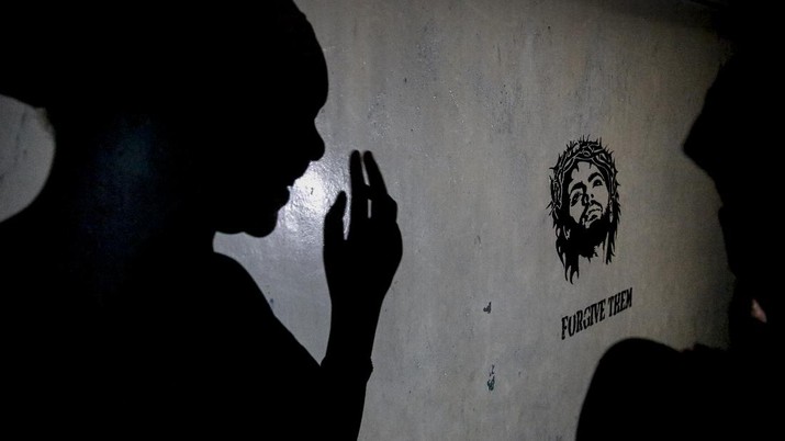 Ilustrasi Pekerja Seks A teenage girl who became a sex worker after schools in Kenya were closed in March due to coronavirus restrictions, casts a shadow on the wall of the rented room where she and others work in Nairobi, Kenya Thursday, Oct. 1, 2020. The girls saw their mothers' sources of income vanish when Kenya's government restricted movement to prevent the spread of the virus, and now engage in the sex work to help with household bills. (AP Photo/Brian Inganga)