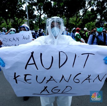 Kena PHK, Petugas Ambulans Berhazmat Demo di Kantor Anies