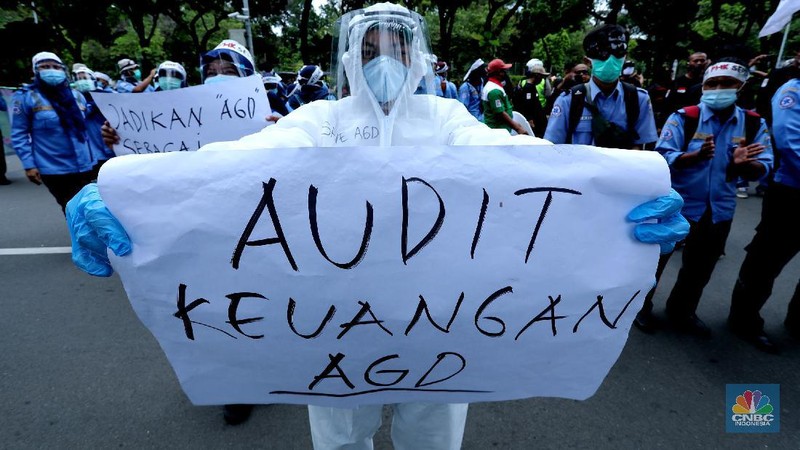 Sejumlah aliansi Perkumpulan Pekerja Ambulans Gawat Darurat Dinas Kesehatan Provinsi DKI Jakarta menolak intimidasi kebebasan berpendapat, berserikat dan phk massal di Kantor Balai Kota, Jakarta (22/10/2020). 
AGD Dinkes adalah pelayanan Ambulans Gawat Darurat yqng merupakan bagian pelayanan kesehatan yang termasuk dalam lingkup tugas dan tanggyng jawab Dinkes DKI Jakarta.   (CNBC Indonesia/ Tri Susilo)