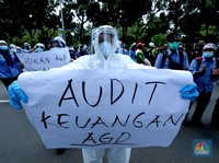 Kena PHK, Petugas Ambulans Berhazmat Demo di Kantor Anies
