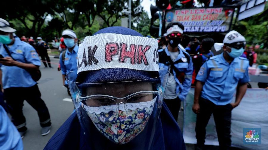 Sejumlah aliansi Perkumpulan Pekerja Ambulans Gawat Darurat Dinas Kesehatan Provinsi DKI Jakarta menolak intimidasi kebebasan berpendapat, berserikat dan phk massal di Kantor Balai Kota, Jakarta (22/10/2020).
AGD Dinkes adalah pelayanan Ambulans Gawat Darurat yqng merupakan bagian pelayanan kesehatan yang termasuk dalam lingkup tugas dan tanggyng jawab Dinkes DKI Jakarta. (²©²ÊÍøÕ¾/ Tri Susilo)