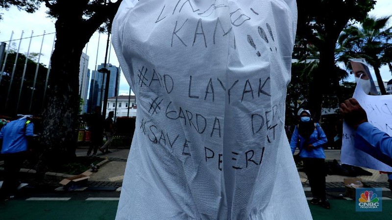 Sejumlah aliansi Perkumpulan Pekerja Ambulans Gawat Darurat Dinas Kesehatan Provinsi DKI Jakarta menolak intimidasi kebebasan berpendapat, berserikat dan phk massal di Kantor Balai Kota, Jakarta (22/10/2020). 
AGD Dinkes adalah pelayanan Ambulans Gawat Darurat yqng merupakan bagian pelayanan kesehatan yang termasuk dalam lingkup tugas dan tanggyng jawab Dinkes DKI Jakarta.   (CNBC Indonesia/ Tri Susilo)