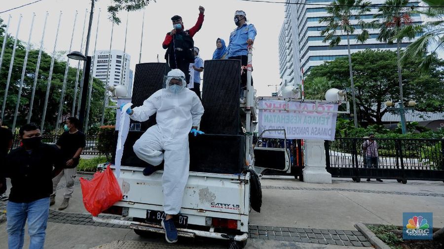 Sejumlah aliansi Perkumpulan Pekerja Ambulans Gawat Darurat Dinas Kesehatan Provinsi DKI Jakarta menolak intimidasi kebebasan berpendapat, berserikat dan phk massal di Kantor Balai Kota, Jakarta (22/10/2020). 
AGD Dinkes adalah pelayanan Ambulans Gawat Darurat yqng merupakan bagian pelayanan kesehatan yang termasuk dalam lingkup tugas dan tanggyng jawab Dinkes DKI Jakarta.   (CNBC Indonesia/ Tri Susilo)
