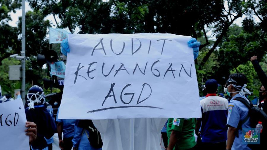Sejumlah aliansi Perkumpulan Pekerja Ambulans Gawat Darurat Dinas Kesehatan Provinsi DKI Jakarta menolak intimidasi kebebasan berpendapat, berserikat dan phk massal di Kantor Balai Kota, Jakarta (22/10/2020). 
AGD Dinkes adalah pelayanan Ambulans Gawat Darurat yqng merupakan bagian pelayanan kesehatan yang termasuk dalam lingkup tugas dan tanggyng jawab Dinkes DKI Jakarta.   (CNBC Indonesia/ Tri Susilo)