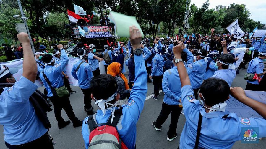 Sejumlah aliansi Perkumpulan Pekerja Ambulans Gawat Darurat Dinas Kesehatan Provinsi DKI Jakarta menolak intimidasi kebebasan berpendapat, berserikat dan phk massal di Kantor Balai Kota, Jakarta (22/10/2020). 
AGD Dinkes adalah pelayanan Ambulans Gawat Darurat yqng merupakan bagian pelayanan kesehatan yang termasuk dalam lingkup tugas dan tanggyng jawab Dinkes DKI Jakarta.   (CNBC Indonesia/ Tri Susilo)