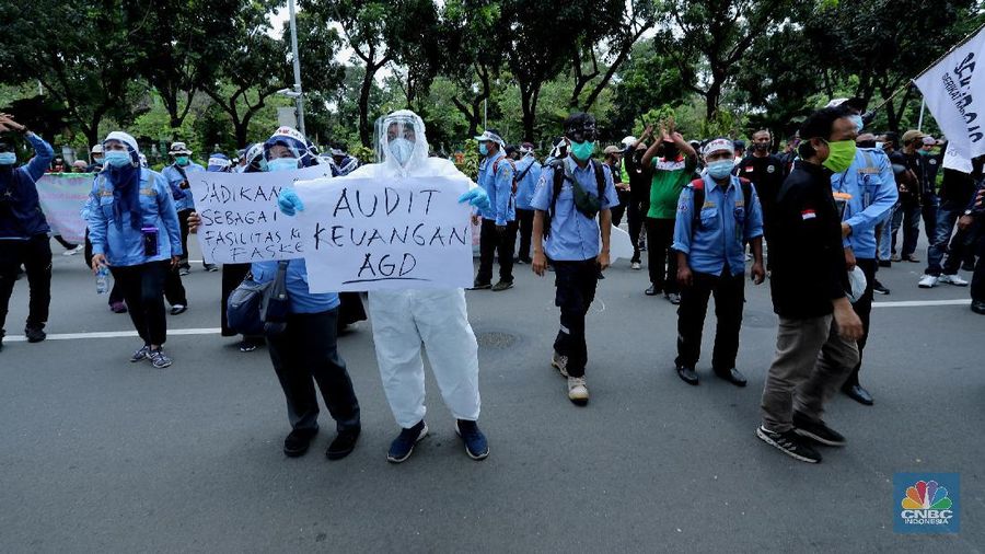 Sejumlah aliansi Perkumpulan Pekerja Ambulans Gawat Darurat Dinas Kesehatan Provinsi DKI Jakarta menolak intimidasi kebebasan berpendapat, berserikat dan phk massal di Kantor Balai Kota, Jakarta (22/10/2020). 
AGD Dinkes adalah pelayanan Ambulans Gawat Darurat yqng merupakan bagian pelayanan kesehatan yang termasuk dalam lingkup tugas dan tanggyng jawab Dinkes DKI Jakarta.   (CNBC Indonesia/ Tri Susilo)