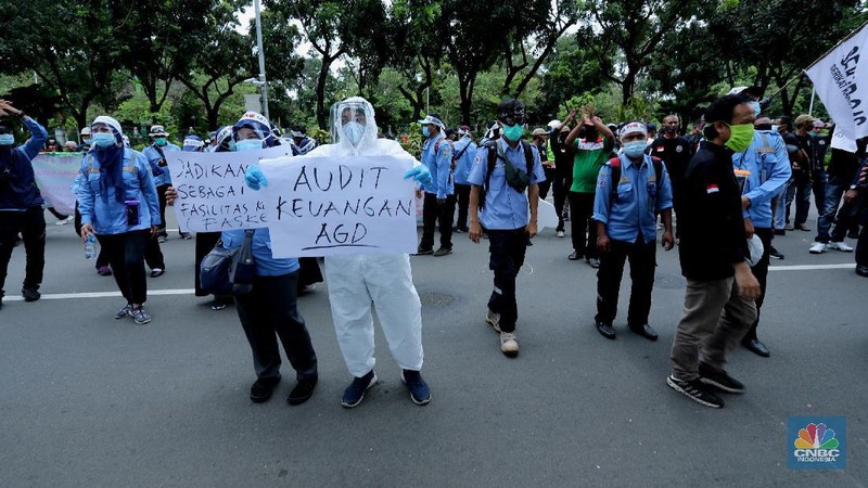 Sejumlah aliansi Perkumpulan Pekerja Ambulans Gawat Darurat Dinas Kesehatan Provinsi DKI Jakarta menolak intimidasi kebebasan berpendapat, berserikat dan phk massal di Kantor Balai Kota, Jakarta (22/10/2020). 
AGD Dinkes adalah pelayanan Ambulans Gawat Darurat yqng merupakan bagian pelayanan kesehatan yang termasuk dalam lingkup tugas dan tanggyng jawab Dinkes DKI Jakarta.   (CNBC Indonesia/ Tri Susilo)