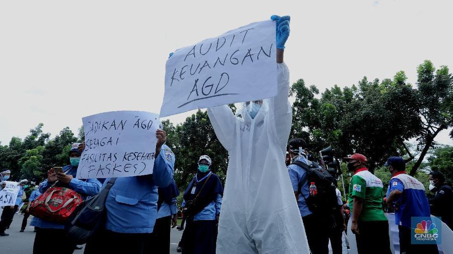 Sejumlah aliansi Perkumpulan Pekerja Ambulans Gawat Darurat Dinas Kesehatan Provinsi DKI Jakarta menolak intimidasi kebebasan berpendapat, berserikat dan phk massal di Kantor Balai Kota, Jakarta (22/10/2020). 
AGD Dinkes adalah pelayanan Ambulans Gawat Darurat yqng merupakan bagian pelayanan kesehatan yang termasuk dalam lingkup tugas dan tanggyng jawab Dinkes DKI Jakarta.   (CNBC Indonesia/ Tri Susilo)