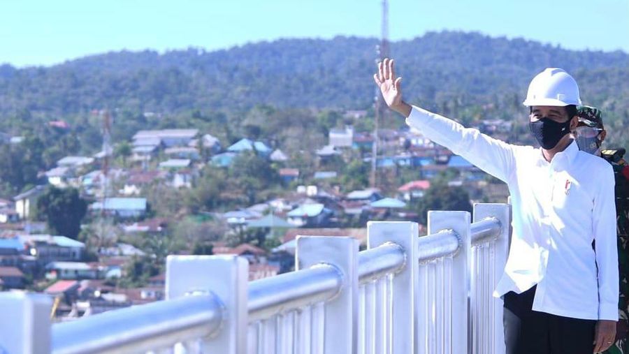 Presiden Joko Widodo saat meresmikan Jembatan Teluk Kendari. (Biro Pers Sekretariat Presiden/ Lukas)
