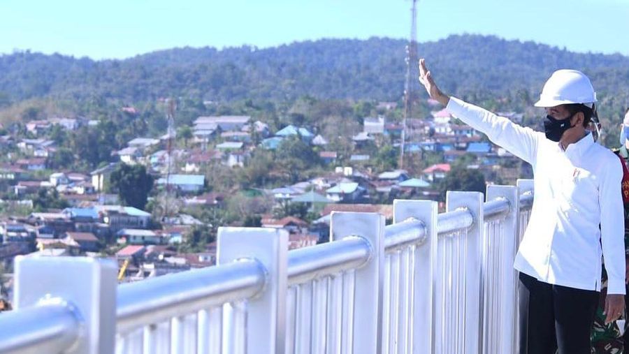 Presiden Joko Widodo saat meresmikan Jembatan Teluk Kendari. (Biro Pers Sekretariat Presiden/ Lukas)