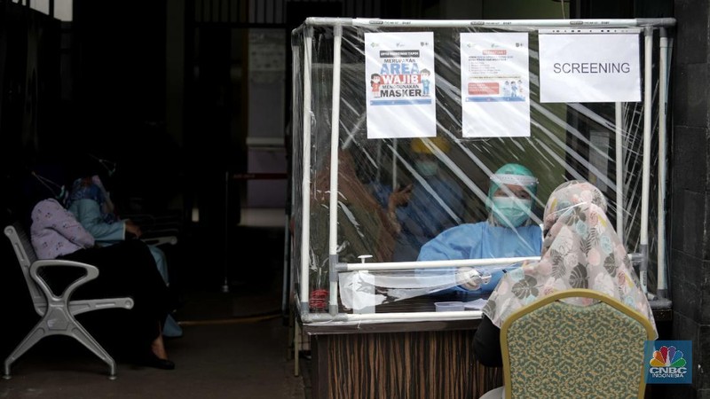 Dokter memperagakan proses vaksinasi saat simulasi pemberian vaksin di Puskesmas Depok, Jawa Barat, Kamis (22/10). Pemerintah Kota Depok akan menggelar simulasi pemberian vaksin corona. Pemberian vaksin idealnya sebanyak 60 persen dari jumlah penduduk Kota Depok. Adapun yang hadir bukanlah warga sungguhan yang hendak divaksin. Hanya perwakilan dari Pemkot Depok saja. Terdapat sejumlah tahapan alur yang akan diterapkan Pemerintah Kota Depok dalam pemberian vaksin. Orang yang masuk dalam kriteria mendapat vaksin akan diundang untuk datang ke puskesmas. Nantinya mereka duduk di ruang tunggu dengan penerapan protokol kesehatan. Mereka kemudian menunggu giliran dipanggil petugas. Setelah itu masuk ke ruangan untuk disuntik vaksin. Orang yang telah divaksin akan diregistrasi petugas guna memantau perkembangannya secara berkala.  (CNBC Indonesia/ Muhammad Sabki)