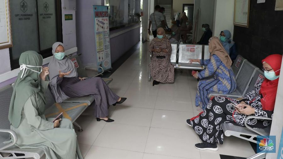 Dokter memperagakan proses vaksinasi saat simulasi pemberian vaksin di Puskesmas Depok, Jawa Barat, Kamis (22/10). Pemerintah Kota Depok akan menggelar simulasi pemberian vaksin corona. Pemberian vaksin idealnya sebanyak 60 persen dari jumlah penduduk Kota Depok. Adapun yang hadir bukanlah warga sungguhan yang hendak divaksin. Hanya perwakilan dari Pemkot Depok saja. Terdapat sejumlah tahapan alur yang akan diterapkan Pemerintah Kota Depok dalam pemberian vaksin. Orang yang masuk dalam kriteria mendapat vaksin akan diundang untuk datang ke puskesmas. Nantinya mereka duduk di ruang tunggu dengan penerapan protokol kesehatan. Mereka kemudian menunggu giliran dipanggil petugas. Setelah itu masuk ke ruangan untuk disuntik vaksin. Orang yang telah divaksin akan diregistrasi petugas guna memantau perkembangannya secara berkala.  (CNBC Indonesia/ Muhammad Sabki)