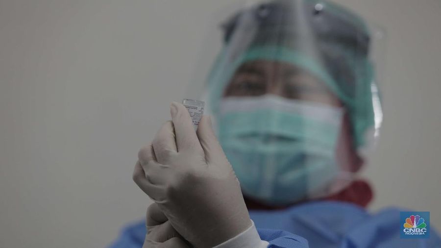 Dokter memperagakan proses vaksinasi saat simulasi pemberian vaksin di Puskesmas Depok, Jawa Barat, Kamis (22/10). Pemerintah Kota Depok akan menggelar simulasi pemberian vaksin corona. Pemberian vaksin idealnya sebanyak 60 persen dari jumlah penduduk Kota Depok. Adapun yang hadir bukanlah warga sungguhan yang hendak divaksin. Hanya perwakilan dari Pemkot Depok saja. Terdapat sejumlah tahapan alur yang akan diterapkan Pemerintah Kota Depok dalam pemberian vaksin. Orang yang masuk dalam kriteria mendapat vaksin akan diundang untuk datang ke puskesmas. Nantinya mereka duduk di ruang tunggu dengan penerapan protokol kesehatan. Mereka kemudian menunggu giliran dipanggil petugas. Setelah itu masuk ke ruangan untuk disuntik vaksin. Orang yang telah divaksin akan diregistrasi petugas guna memantau perkembangannya secara berkala.  (CNBC Indonesia/ Muhammad Sabki)