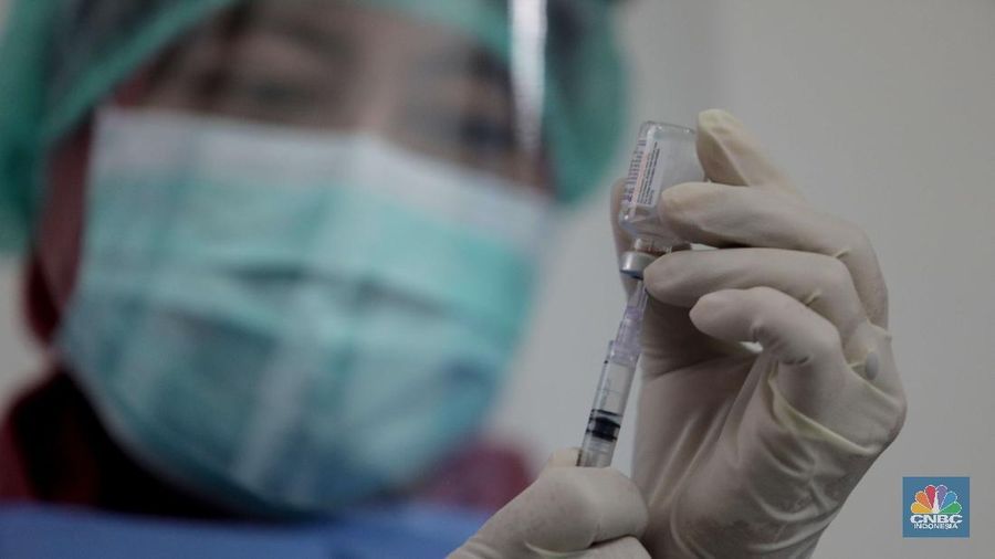 Dokter memperagakan proses vaksinasi saat simulasi pemberian vaksin di Puskesmas Depok, Jawa Barat, Kamis (22/10). Pemerintah Kota Depok akan menggelar simulasi pemberian vaksin corona. Pemberian vaksin idealnya sebanyak 60 persen dari jumlah penduduk Kota Depok. Adapun yang hadir bukanlah warga sungguhan yang hendak divaksin. Hanya perwakilan dari Pemkot Depok saja. Terdapat sejumlah tahapan alur yang akan diterapkan Pemerintah Kota Depok dalam pemberian vaksin. Orang yang masuk dalam kriteria mendapat vaksin akan diundang untuk datang ke puskesmas. Nantinya mereka duduk di ruang tunggu dengan penerapan protokol kesehatan. Mereka kemudian menunggu giliran dipanggil petugas. Setelah itu masuk ke ruangan untuk disuntik vaksin. Orang yang telah divaksin akan diregistrasi petugas guna memantau perkembangannya secara berkala.  (CNBC Indonesia/ Muhammad Sabki)