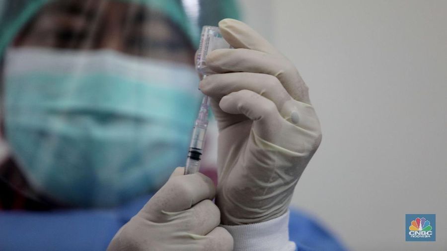 Dokter memperagakan proses vaksinasi saat simulasi pemberian vaksin di Puskesmas Depok, Jawa Barat, Kamis (22/10). Pemerintah Kota Depok akan menggelar simulasi pemberian vaksin corona. Pemberian vaksin idealnya sebanyak 60 persen dari jumlah penduduk Kota Depok. Adapun yang hadir bukanlah warga sungguhan yang hendak divaksin. Hanya perwakilan dari Pemkot Depok saja. Terdapat sejumlah tahapan alur yang akan diterapkan Pemerintah Kota Depok dalam pemberian vaksin. Orang yang masuk dalam kriteria mendapat vaksin akan diundang untuk datang ke puskesmas. Nantinya mereka duduk di ruang tunggu dengan penerapan protokol kesehatan. Mereka kemudian menunggu giliran dipanggil petugas. Setelah itu masuk ke ruangan untuk disuntik vaksin. Orang yang telah divaksin akan diregistrasi petugas guna memantau perkembangannya secara berkala. (CNBC Indonesia/ Muhammad Sabki)