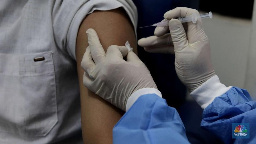 Dokter memperagakan proses vaksinasi saat simulasi pemberian vaksin di Puskesmas Depok, Jawa Barat, Kamis (22/10). Pemerintah Kota Depok akan menggelar simulasi pemberian vaksin corona. Pemberian vaksin idealnya sebanyak 60 persen dari jumlah penduduk Kota Depok. Adapun yang hadir bukanlah warga sungguhan yang hendak divaksin. Hanya perwakilan dari Pemkot Depok saja. Terdapat sejumlah tahapan alur yang akan diterapkan Pemerintah Kota Depok dalam pemberian vaksin. Orang yang masuk dalam kriteria mendapat vaksin akan diundang untuk datang ke puskesmas. Nantinya mereka duduk di ruang tunggu dengan penerapan protokol kesehatan. Mereka kemudian menunggu giliran dipanggil petugas. Setelah itu masuk ke ruangan untuk disuntik vaksin. Orang yang telah divaksin akan diregistrasi petugas guna memantau perkembangannya secara berkala. (CNBC Indonesia/ Muhammad Sabki)