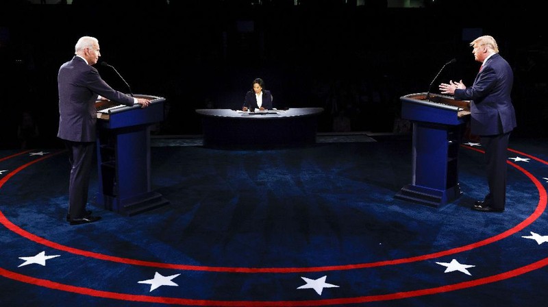 President Donald Trump and Democratic presidential candidate former Vice President Joe Biden participate in the final presidential debate at Belmont University, Thursday, Oct. 22, 2020, in Nashville, Tenn. (Chip Somodevilla/Pool via AP)