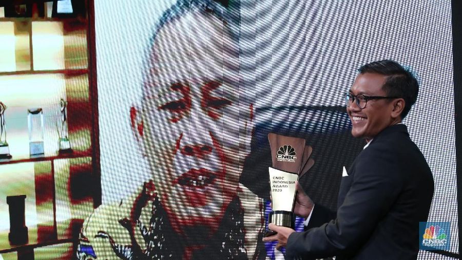 Bupati Jayapura, Mathius Awoitsuw mendapat penghargaan 