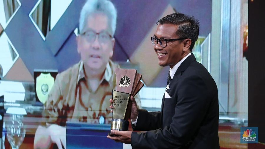 Bupati Jayapura, Mathius Awoitsuw mendapat penghargaan 