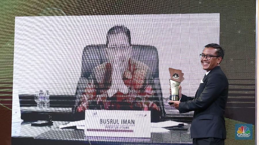 Bupati Jayapura, Mathius Awoitsuw mendapat penghargaan 