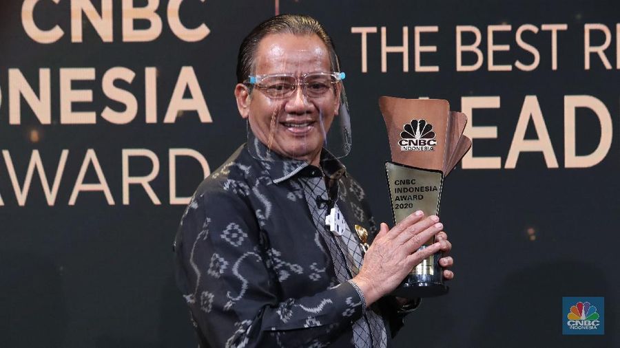 Gubernur Sulawesi Tengah, Longki Djanggola mendapatkan penghargaan 