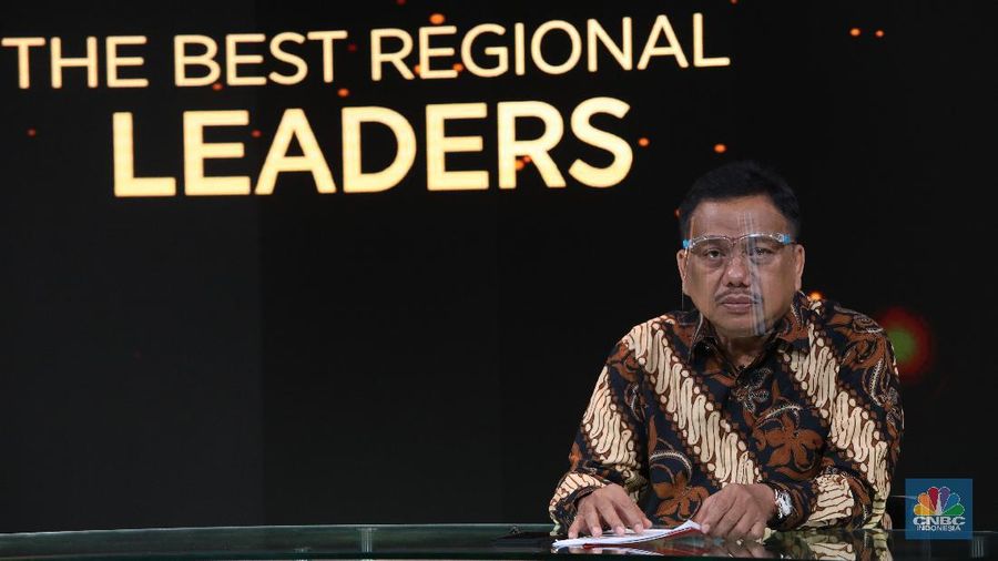 Gubernur Sulawesi Utara, Olly Dondokambey dalam acara CNBC Indonesia Award (CNBC Indonesia/Andrean Kristianto)