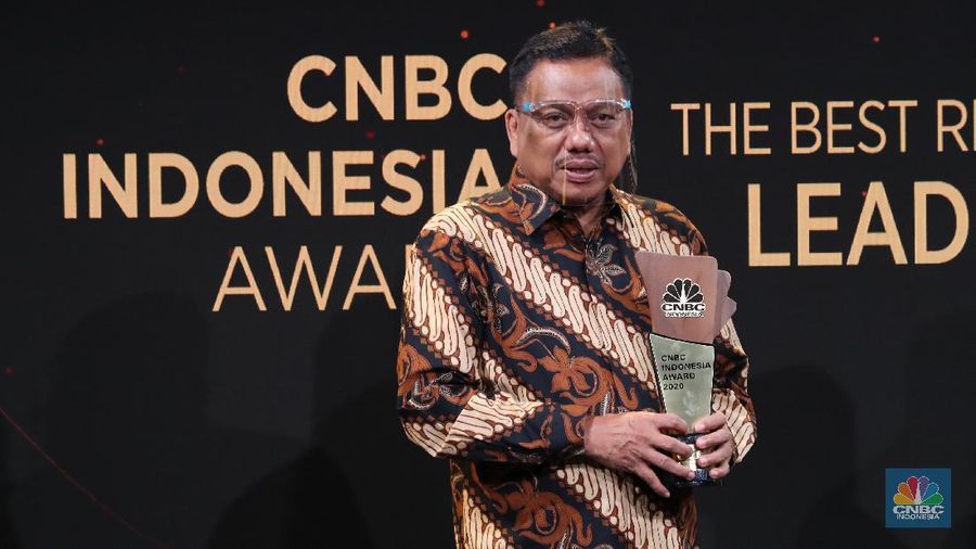 Gubernur Sulawesi Utara, Olly Dondokambey mendapat penghargaan