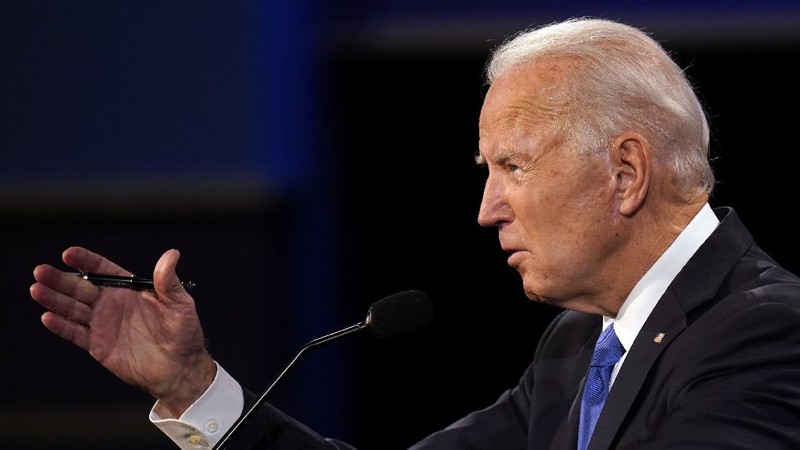 President Donald Trump and Democratic presidential candidate former Vice President Joe Biden participate in the final presidential debate at Belmont University, Thursday, Oct. 22, 2020, in Nashville, Tenn. (Chip Somodevilla/Pool via AP)