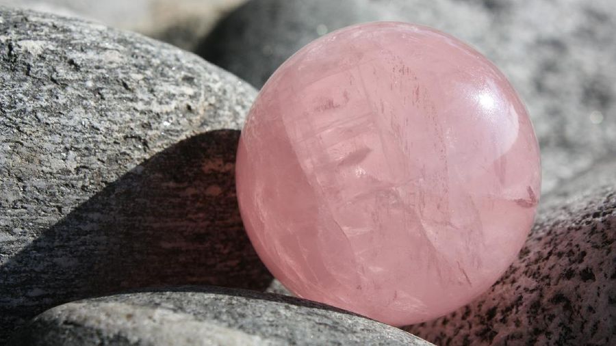 Kuarsa mawar (Rose Quartz). (Image by Hans-August Beer from Pixabay)