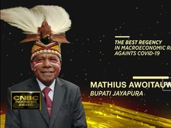 Bupati Mathius Awoitsuw Raih Penghargaan CNBC Indonesia Award