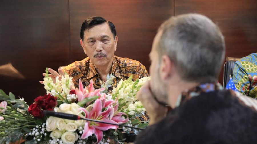 Menteri Koordinator Bidang Kemaritiman dan Investasi Luhut Binsar Pandjaitan bertemu dengan Chief Executive Officer (CEO) United States International Development Finance Corporation (IDFC) Adam S. Boehler di Jakarta pada Hari Jumat (23/10). (Dok. Kemenkomarves)