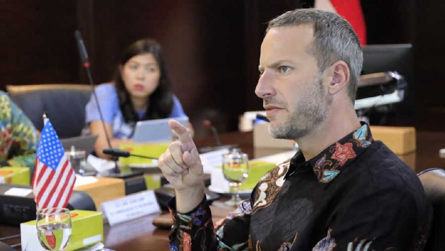 Menteri Koordinator Bidang Kemaritiman dan Investasi Luhut Binsar Pandjaitan bertemu dengan Chief Executive Officer (CEO) United States International Development Finance Corporation (IDFC) Adam S. Boehler di Jakarta pada Hari Jumat (23/10). (Dok. Kemenkomarves)