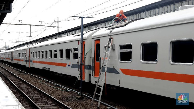 Calon penumpang Kereta Api Kertajaya menyiapkan barang di gerbong kereta Api di Stasiun Senen, Jakarta, Jumat (23/10). Pantauan CNBC Indonesia jelang masa libur panjang terlihat antrian penumpang yang naik kereta api. Salah satu calon penumpang mengatakan lebih pulang lebih awal untuk menghindari kehabisan tiket.  Penumpang kereta api (KA) diprediksi melonjak pada masa libur panjang peringatan Maulid Nabi Muhammad SAW dan cuti bersama pekan depan. Mengantisipasi lonjakan itu, PT Kereta Api Indonesia (Persero) menambah perjalanan kereta api yang melayani pelanggan sebanyak 13%. VP Public Relations KAI Joni Martinus menyebut, Jumlah perjalanan Kereta Api Jarak Jauh yang melayani pelanggan pada periode 27 Oktober hingga 1 November 2020 sebanyak 505 KA. Angka itu naik 13% dibandingkan pada 20 hingga 25 Oktober sebanyak 448 KA.  (CNBC Indonesia/ Muhammad Sabki)