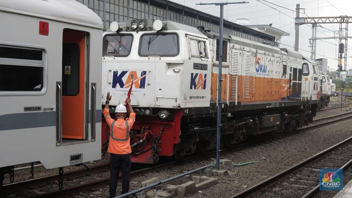 Pengecekan Kereta Api Jarak Jauh di Stasiun Senen Calon penumpang Kereta Api Kertajaya menyiapkan barang di gerbong kereta Api di Stasiun Senen, Jakarta, Jumat (23/10). Pantauan CNBC Indonesia jelang masa libur panjang terlihat antrian penumpang yang naik kereta api. Salah satu calon penumpang mengatakan lebih pulang lebih awal untuk menghindari kehabisan tiket. Penumpang kereta api (KA) diprediksi melonjak pada masa libur panjang peringatan Maulid Nabi Muhammad SAW dan cuti bersama pekan depan. Mengantisipasi lonjakan itu, PT Kereta Api Indonesia (Persero) menambah perjalanan kereta api yang melayani pelanggan sebanyak 13%. VP Public Relations KAI Joni Martinus menyebut, Jumlah perjalanan Kereta Api Jarak Jauh yang melayani pelanggan pada periode 27 Oktober hingga 1 November 2020 sebanyak 505 KA. Angka itu naik 13% dibandingkan pada 20 hingga 25 Oktober sebanyak 448 KA. (CNBC Indonesia/ Muhammad Sabki)