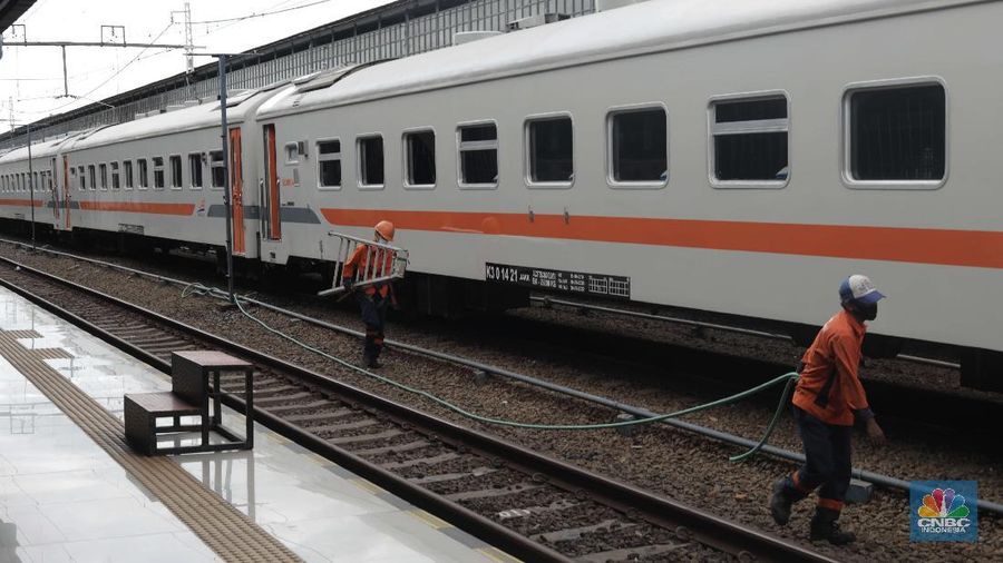 Calon penumpang Kereta Api Kertajaya menyiapkan barang di gerbong kereta Api di Stasiun Senen, Jakarta, Jumat (23/10). Pantauan CNBC Indonesia jelang masa libur panjang terlihat antrian penumpang yang naik kereta api. Salah satu calon penumpang mengatakan lebih pulang lebih awal untuk menghindari kehabisan tiket. Penumpang kereta api (KA) diprediksi melonjak pada masa libur panjang peringatan Maulid Nabi Muhammad SAW dan cuti bersama pekan depan. Mengantisipasi lonjakan itu, PT Kereta Api Indonesia (Persero) menambah perjalanan kereta api yang melayani pelanggan sebanyak 13%. VP Public Relations KAI Joni Martinus menyebut, Jumlah perjalanan Kereta Api Jarak Jauh yang melayani pelanggan pada periode 27 Oktober hingga 1 November 2020 sebanyak 505 KA. Angka itu naik 13% dibandingkan pada 20 hingga 25 Oktober sebanyak 448 KA. (CNBC Indonesia/ Muhammad Sabki)