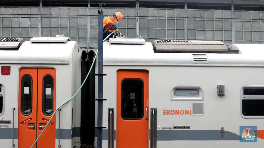 Calon penumpang Kereta Api Kertajaya menyiapkan barang di gerbong kereta Api di Stasiun Senen, Jakarta, Jumat (23/10). Pantauan CNBC Indonesia jelang masa libur panjang terlihat antrian penumpang yang naik kereta api. Salah satu calon penumpang mengatakan lebih pulang lebih awal untuk menghindari kehabisan tiket. Penumpang kereta api (KA) diprediksi melonjak pada masa libur panjang peringatan Maulid Nabi Muhammad SAW dan cuti bersama pekan depan. Mengantisipasi lonjakan itu, PT Kereta Api Indonesia (Persero) menambah perjalanan kereta api yang melayani pelanggan sebanyak 13%. VP Public Relations KAI Joni Martinus menyebut, Jumlah perjalanan Kereta Api Jarak Jauh yang melayani pelanggan pada periode 27 Oktober hingga 1 November 2020 sebanyak 505 KA. Angka itu naik 13% dibandingkan pada 20 hingga 25 Oktober sebanyak 448 KA. (CNBC Indonesia/ Muhammad Sabki)